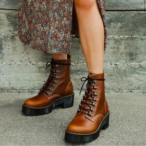Dr. Martens Leona Boot in Butterscotch Perfect condition